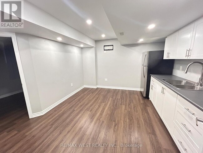 Building Photo - 149 Sharpe Cres