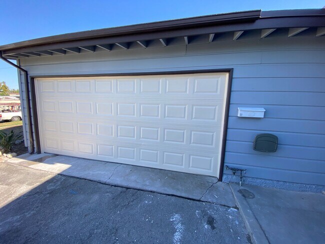 Building Photo - Recently Renovated 3 bed 2 bath home in La...