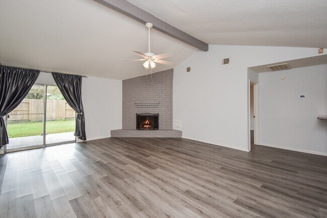 Foto del edificio - 22743 Red River Dr