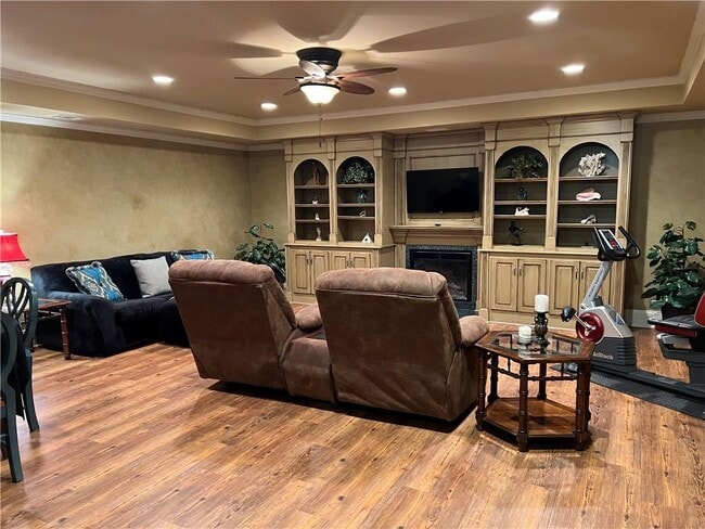 Building Photo - 8910 Pinehurst Cove