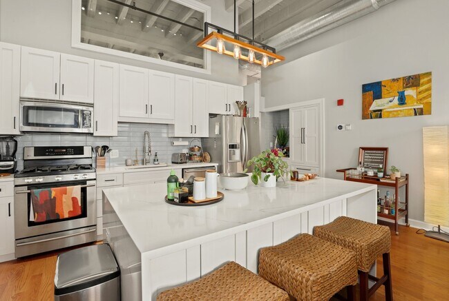 Kitchen - 1601 W School St