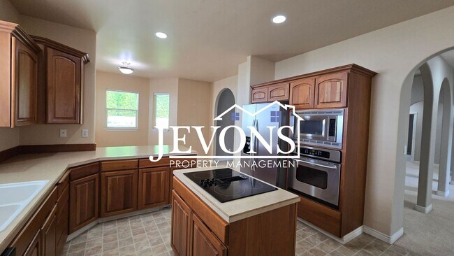 Foto del edificio - Open House viewings every Tuesday and Friday at 12:00 PM.