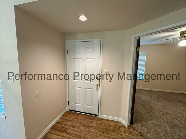 Building Photo - Spacious 4 Bed/3 Bath Home in Campus Park ...