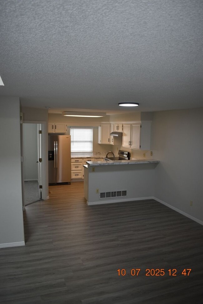 Building Photo - Freshly Updated 3 Bed Townhome