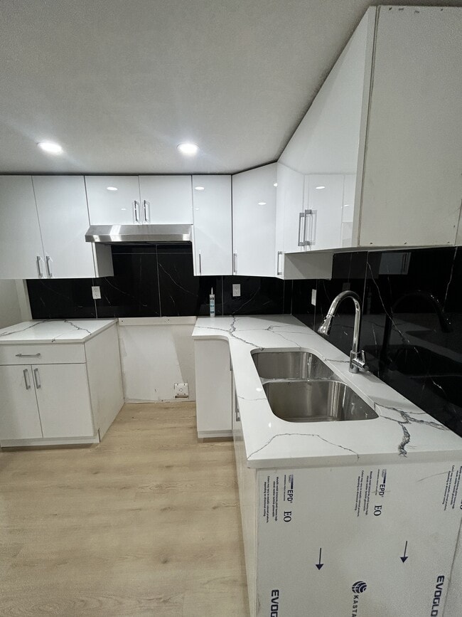 Photo du bâtiment - 2360-2159 159 St SW