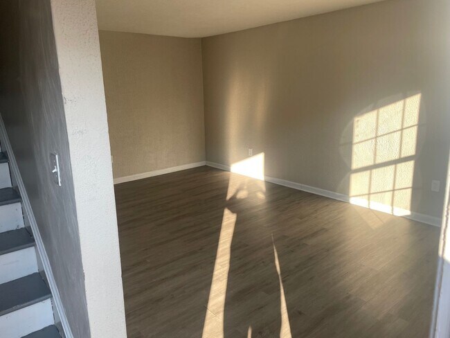 Foto del edificio - 2 BR 1 BA Duplex