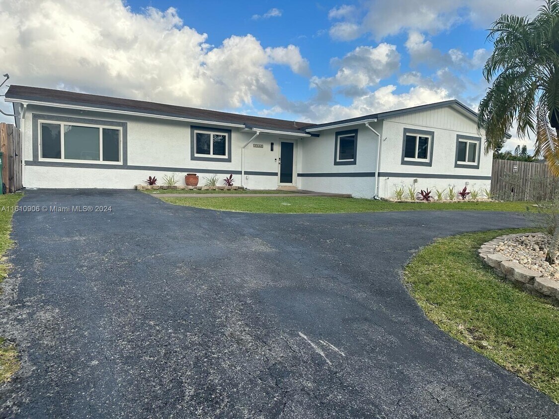 Primary Photo - 27665 SW 163rd Ave
