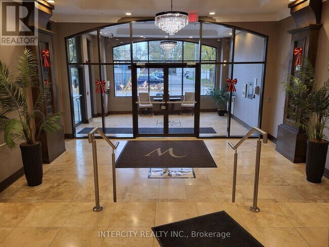 Photo du bâtiment - 205 Lakeshore Rd W