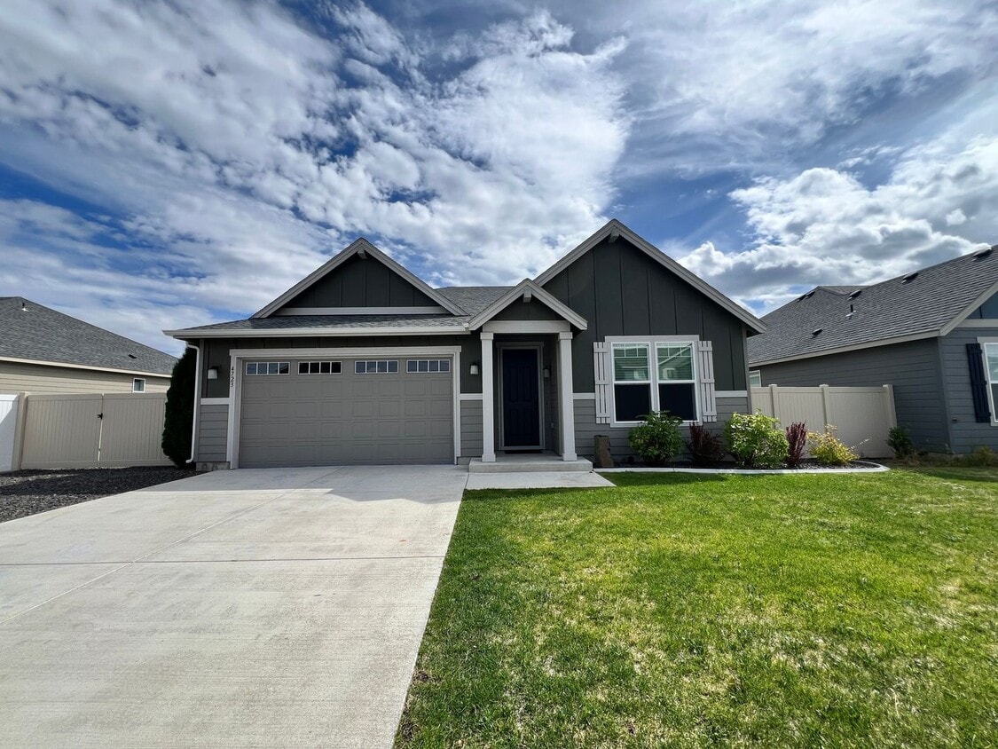 Primary Photo - Newer Construction Home in Mae Valley!