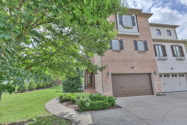Building Photo - Stunning Executive Townhome in the Heart o...