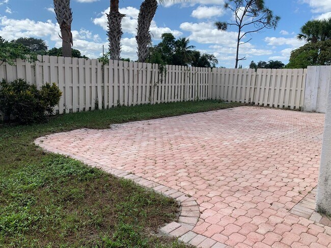 Building Photo - 5900 Azalea Cir