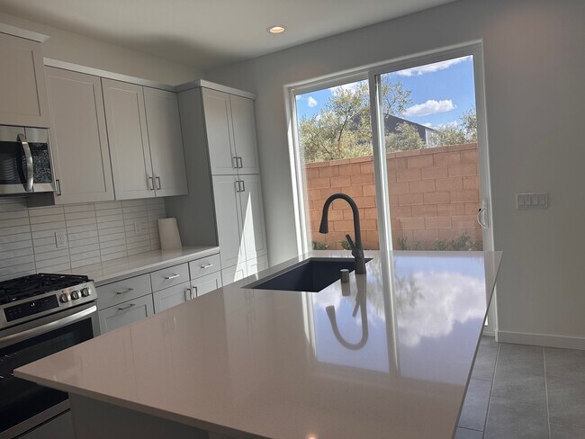 Foto del edificio - 696 Philip Way