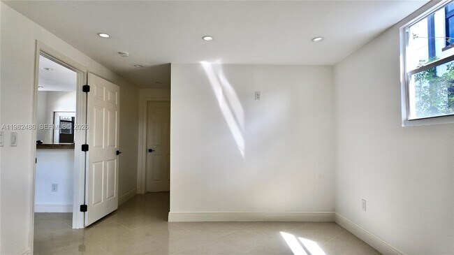 Foto del edificio - 1721 Fletcher St