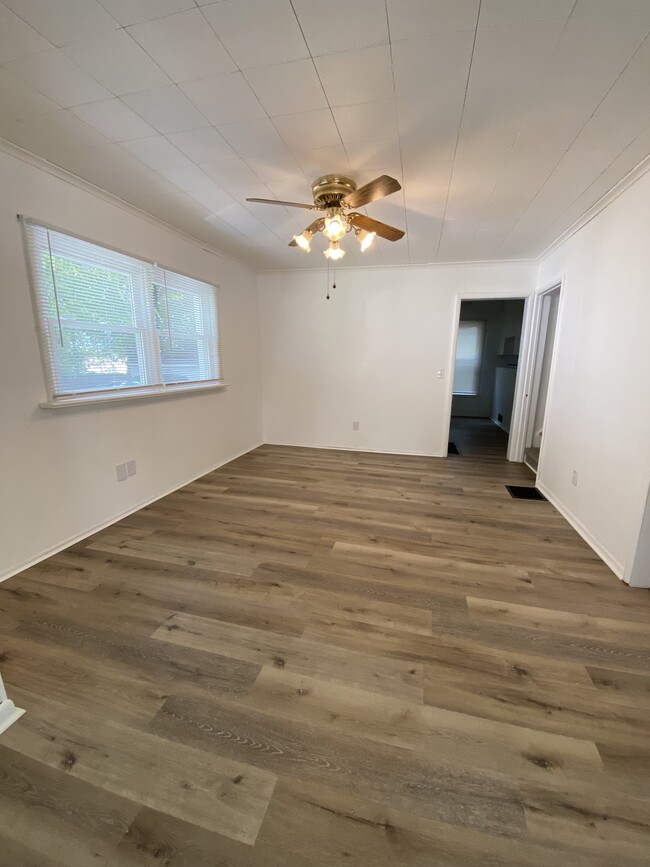 Dining Room - 2305 S Burdick St