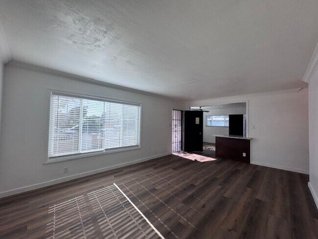 Foto del edificio - Charming 3-Bedroom Home with 2-Car Garage & Driveway Parking in North Long Beach