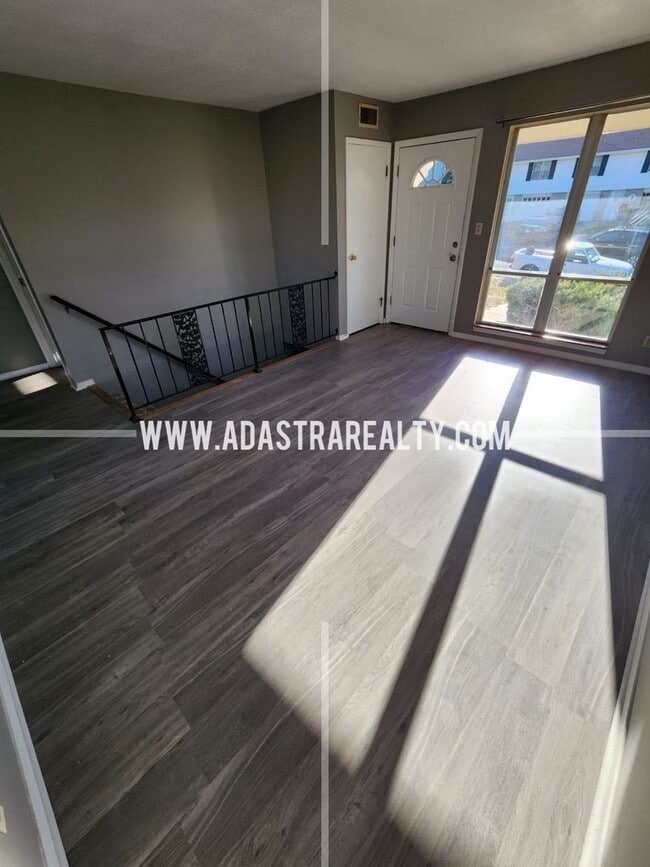 Foto del edificio - Awesome 2 Bedroom Duplex in Overland Park-Coming SOON!!