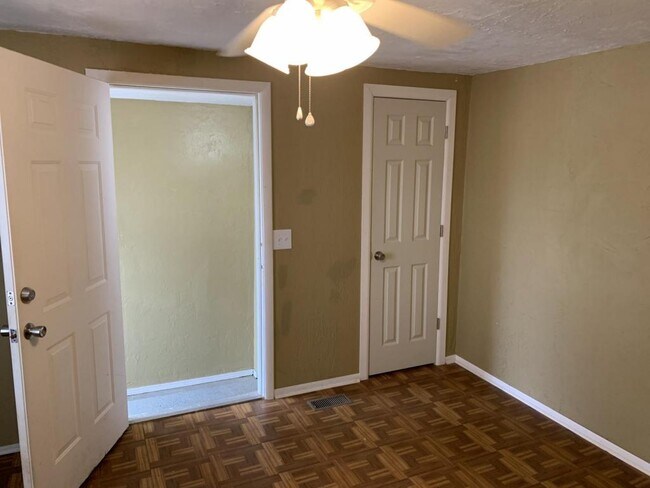 Building Photo - 507 E Virginia Ave