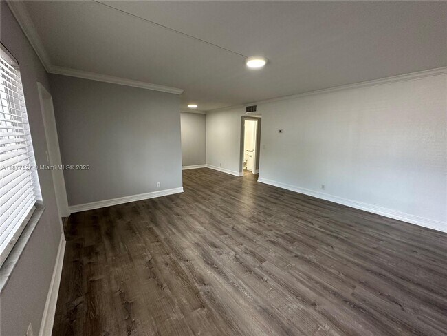 Foto del edificio - 1400 NE 56th St