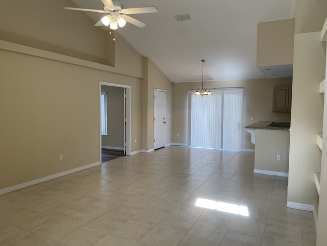 Building Photo - "Charming 4-Bed, 2-Bath St. Cloud Gem with...