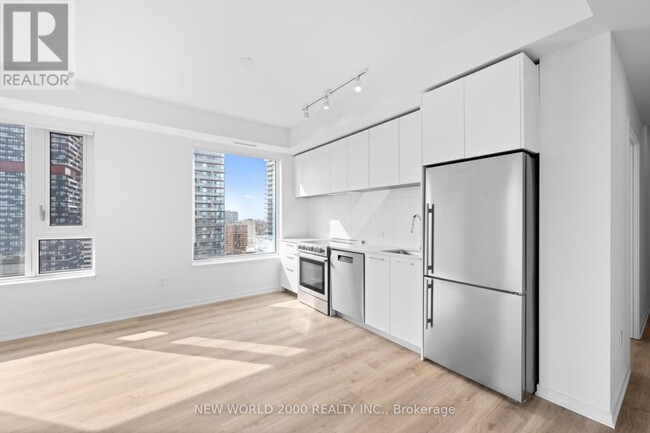 Building Photo - 101-1101 Roehampton Ave