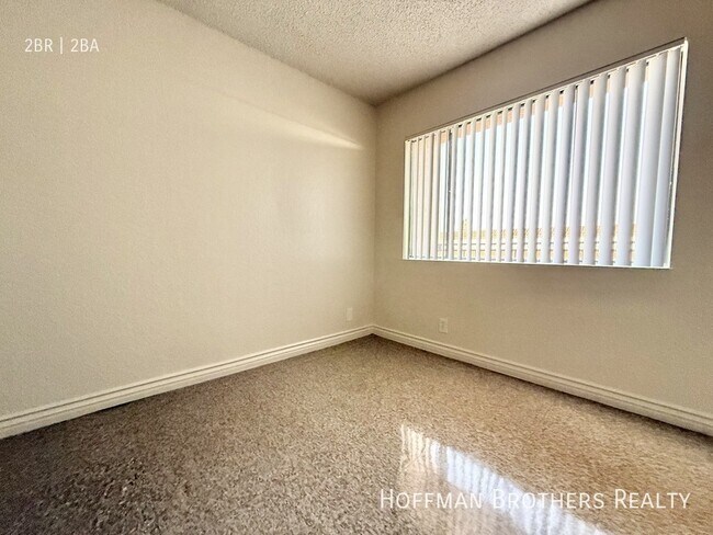 Foto del edificio - 8900 Burnet Ave