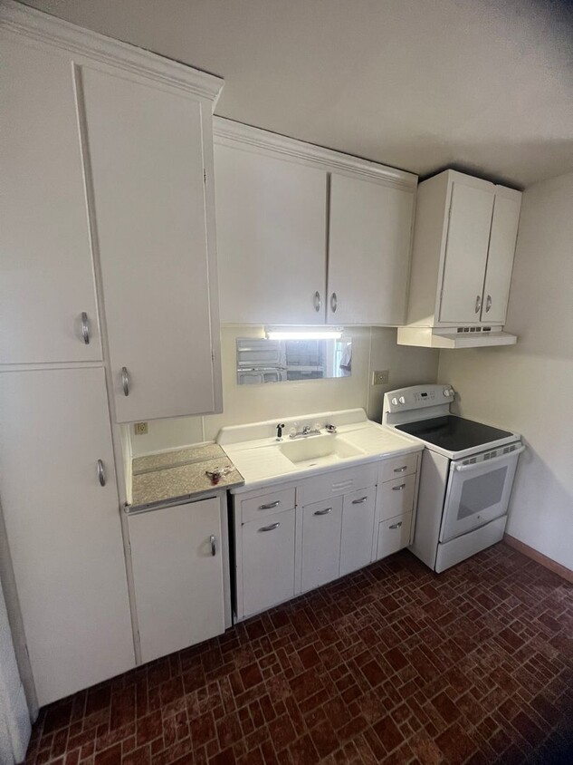 Primary Photo - 1125 E 9th St
