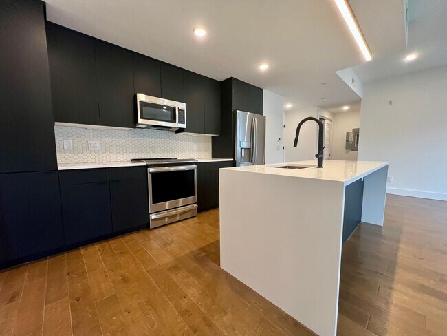 Foto del edificio - Stunning 2-Bed/2-Bath Condo with One-Car Garage and Rooftop Deck! Available NOW!