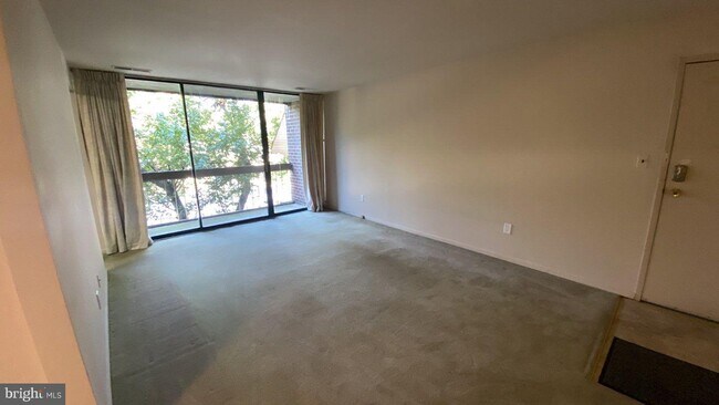 Foto del edificio - 8717 Hayshed Ln