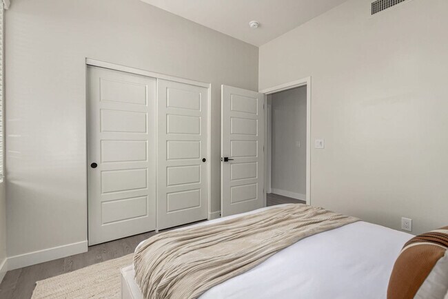 Building Photo - 6249 E Pinnacle Vista Dr