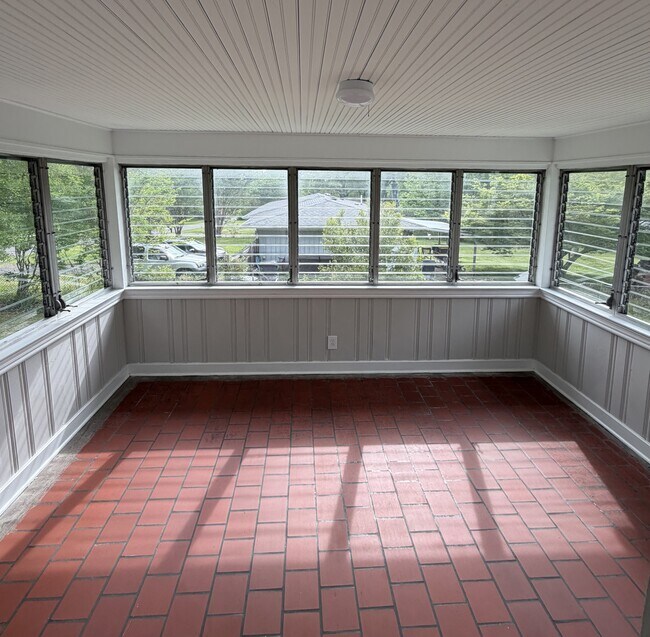 Building Photo - 2116 Rockland Dr