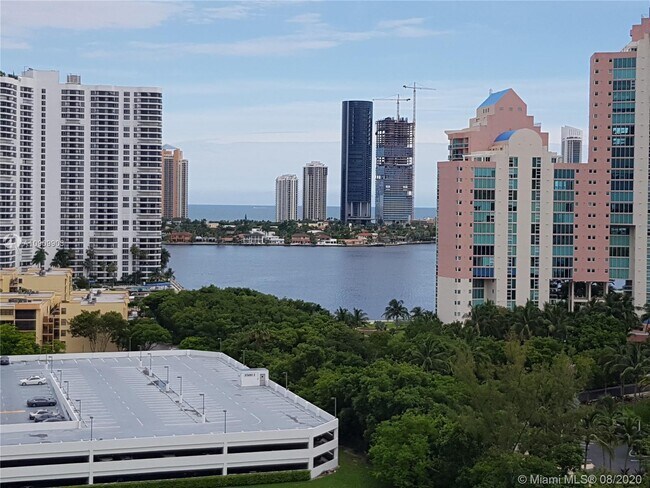 Building Photo - PARC CENTRAL AVENTURA SOUTH CONDO