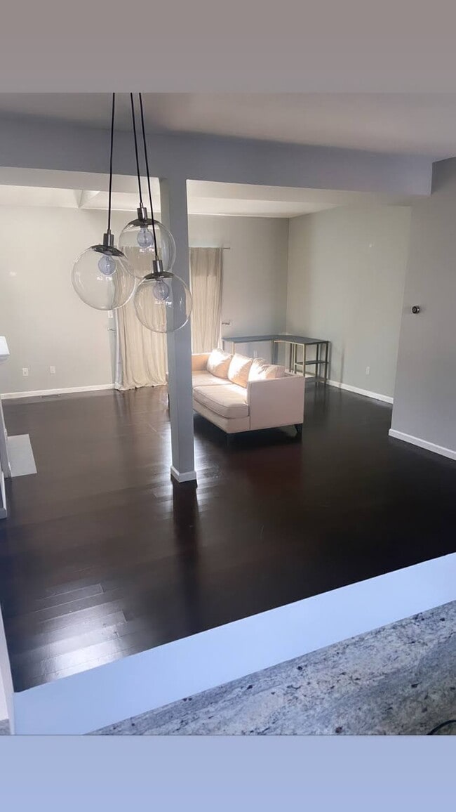 Foto del edificio - 422 Cypress Rd