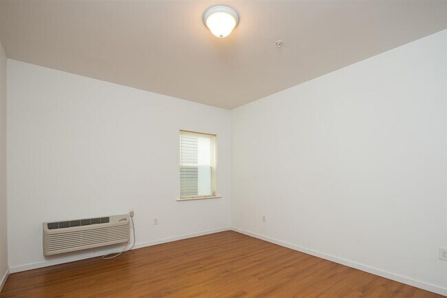 Building Photo - 600-602 54th St