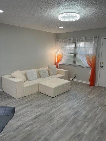 Foto del edificio - 2400 Winding Creek Blvd