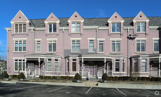Foto del edificio - Beethoven Place Townhomes