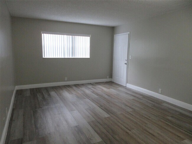 Foto del edificio - 4280 Woodside Dr