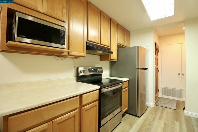 Building Photo - 456 Holiday Hills Dr