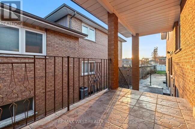 Building Photo - 38 Larchmere Ave