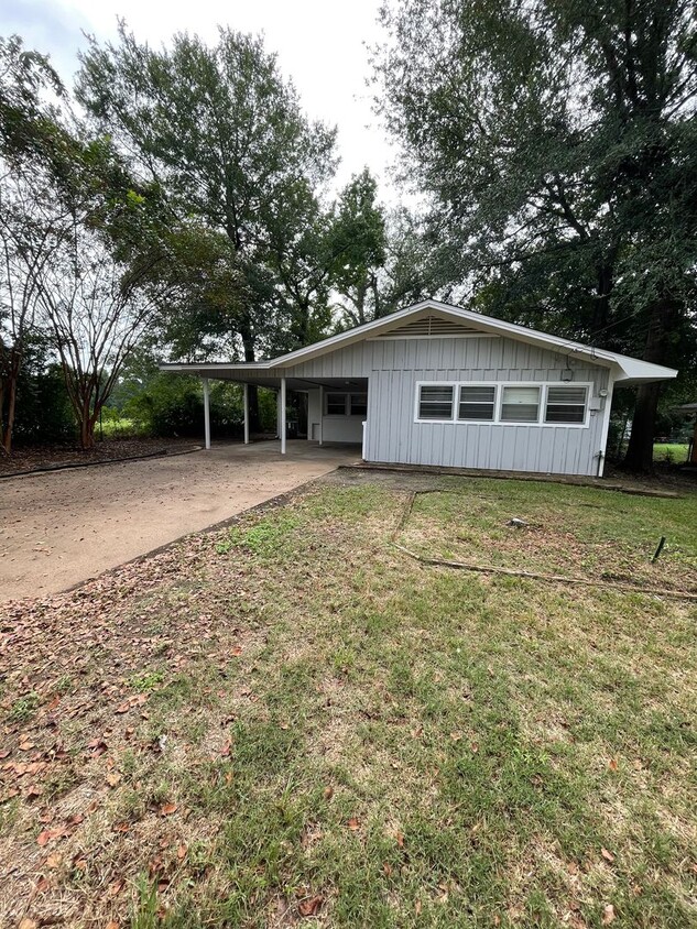 Primary Photo - 2 bedroom House with fenced yard