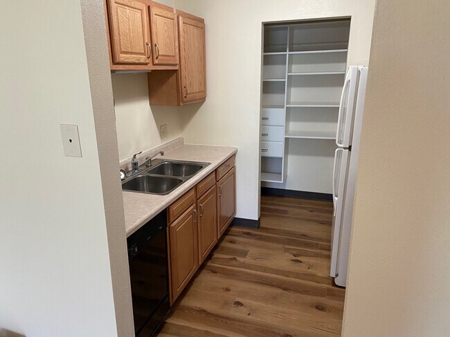 Clean kitchen with lots of storage - 637 Fairmont Ave