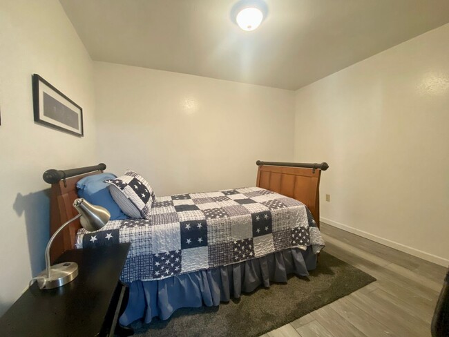 Building Photo - Large, Furnished Unit Walking Distance to ...