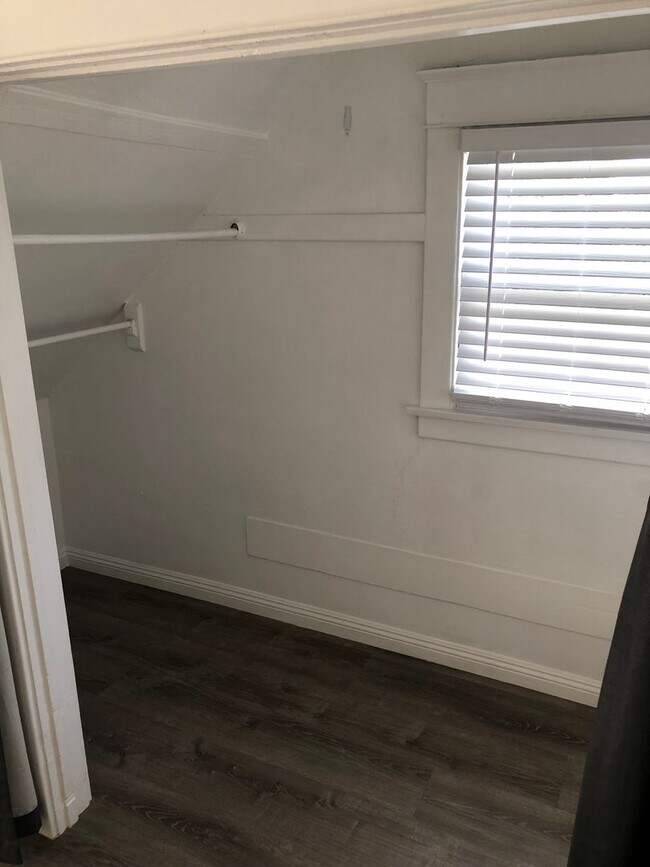 Foto del edificio - Lower 1 Bedroom Backhouse near Downtown Lo...