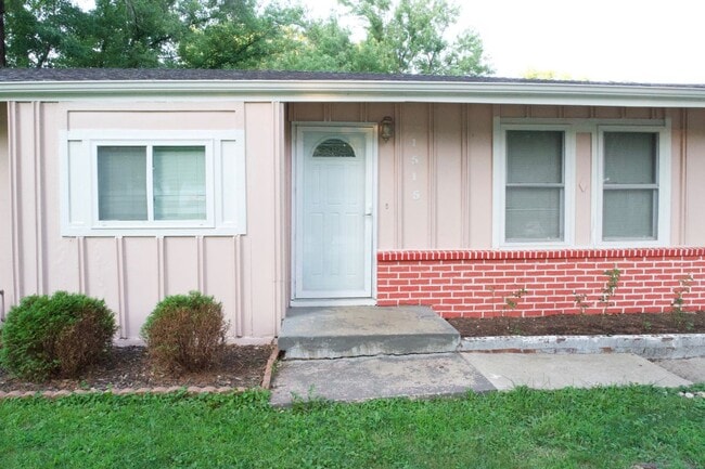 Building Photo - 1504 N 75 Dr