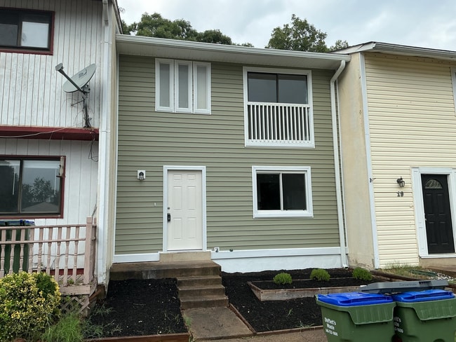 Remodeled Three level Town home - Remodeled Three level Town home