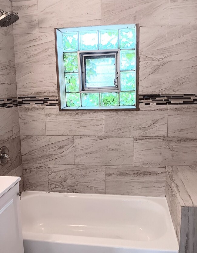 Building Photo - Gorgeous 4 bed, 2 bath located in the Heart of East Chicago