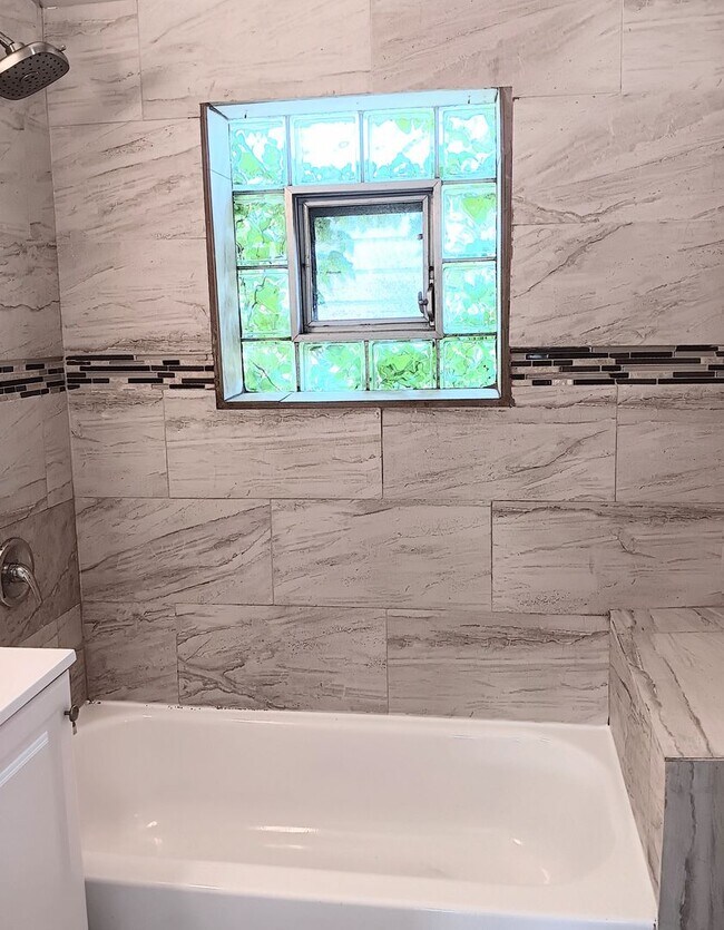 Foto del edificio - Gorgeous 4 bed, 2 bath located in the Heart of East Chicago