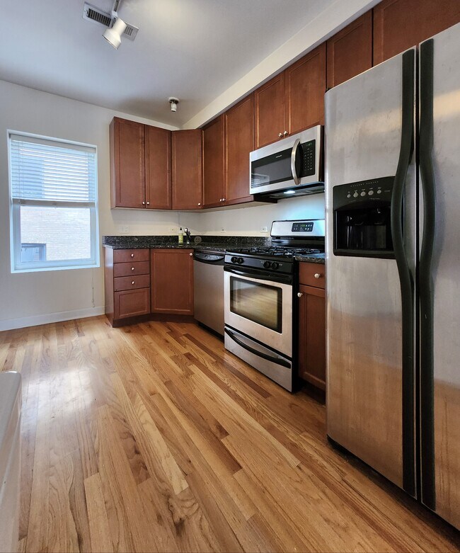 Foto del edificio - 2 Bed, 2 Bath in Lakeview, In-Unit W/D, Pa...