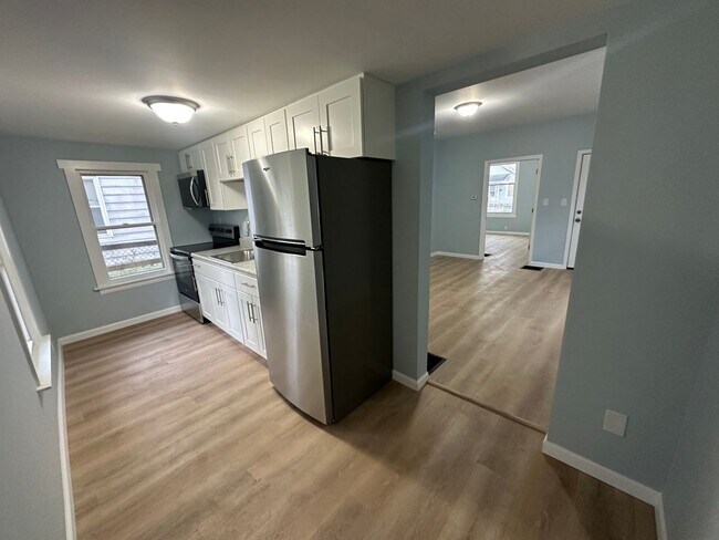 Foto del edificio - Great Location! 2 BEDROOM DUPLEX LOWER UNIT WITH BACKYARD