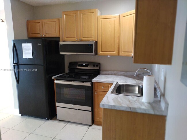 Foto del edificio - 715 NE 2nd Ave