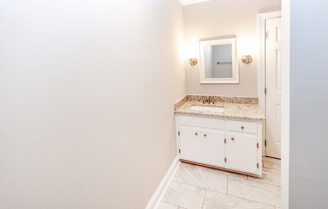 Building Photo - 1500 Treetop Ln